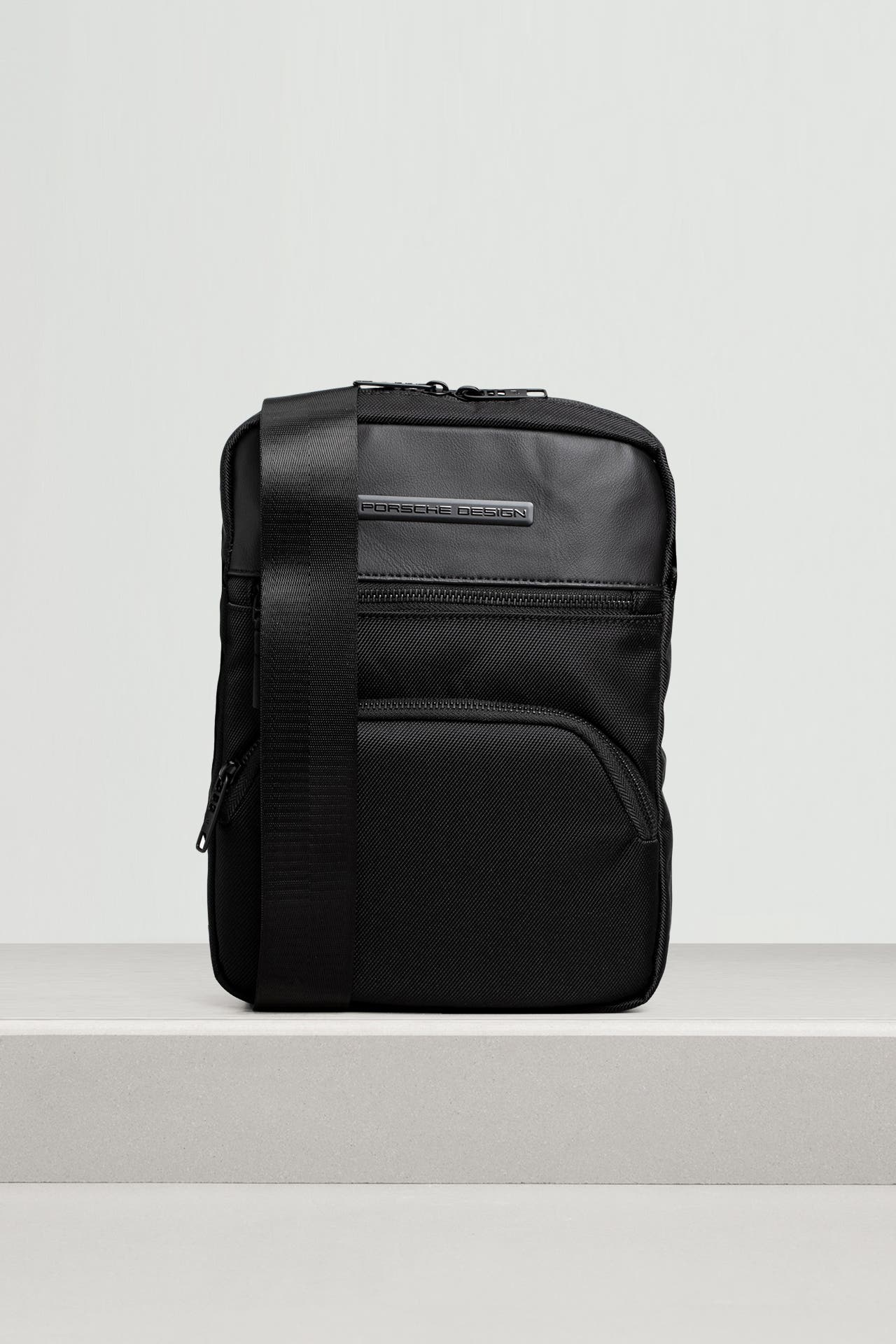 PORSCHE DESIGN Umhängetasche 'Voyager L' schwarz, Bild 1