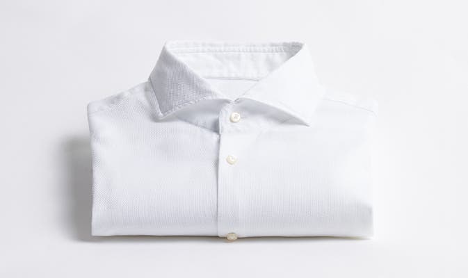 Haifischkragen – moderner Hemdkragen mit weit auseinanderliegenden Spitzen